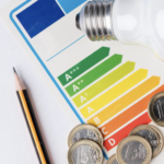 Etiqueta energética con dinero y un lápiz