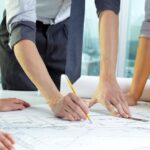 Imagen que muestra las manos de una persona dibujando sobre un plano