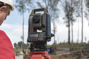 La imagen muestra un equipo topografíco.