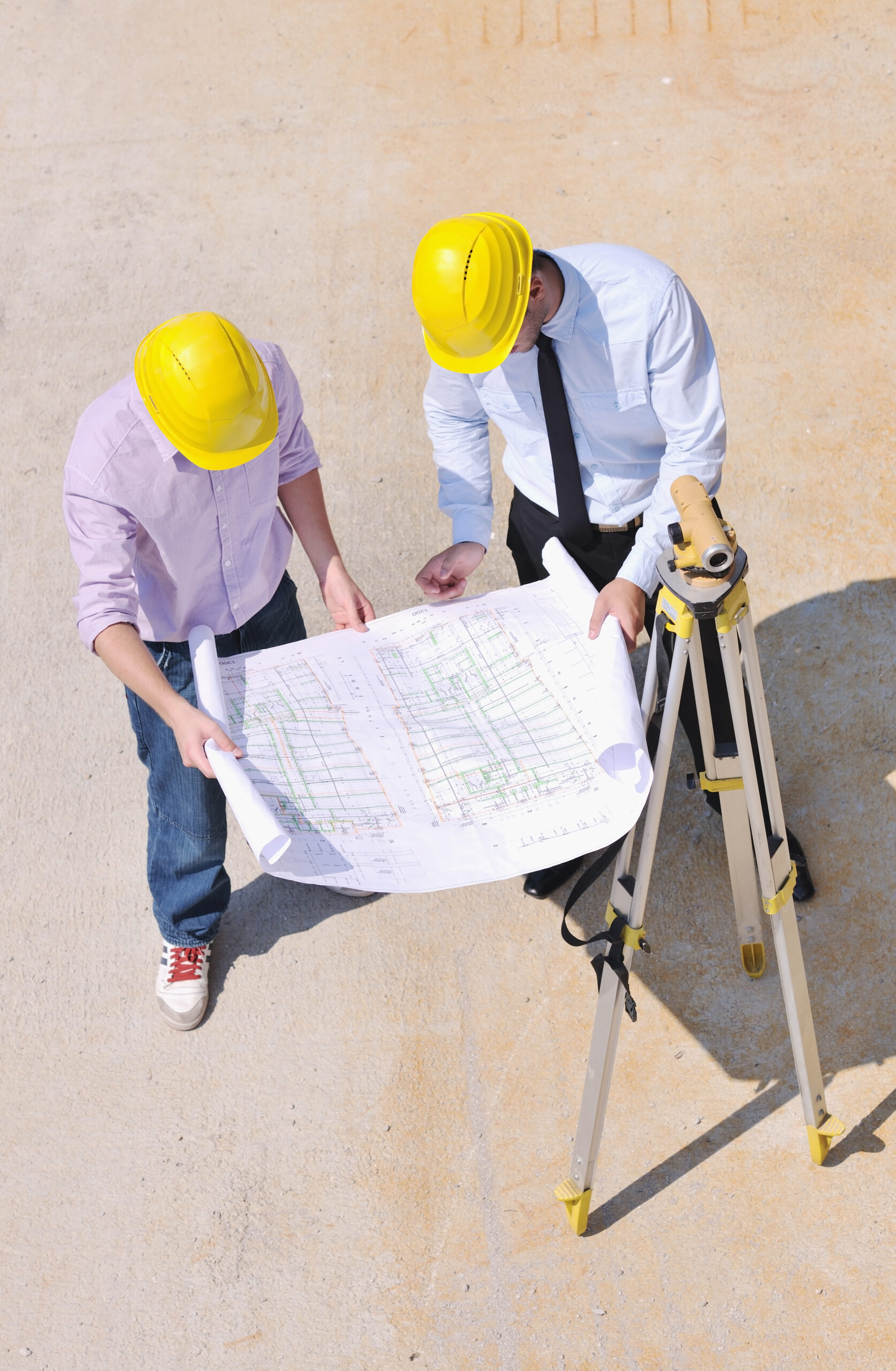 Revisando planos y mediciones para comprobar que está todo correcto