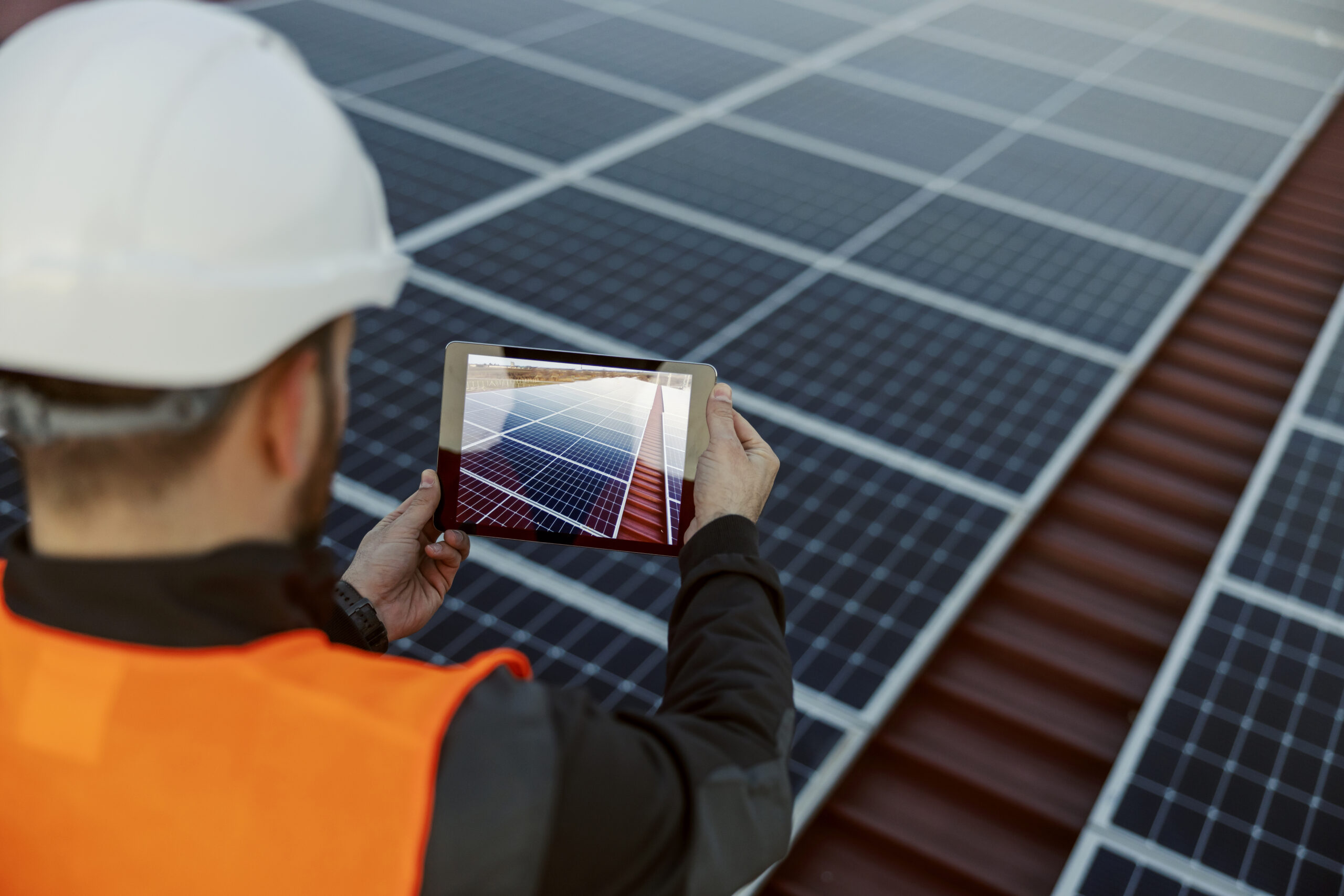 Placas solares instaladas en cubierta plana