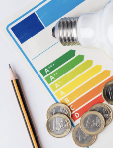 Etiqueta energética con dinero y un lápiz